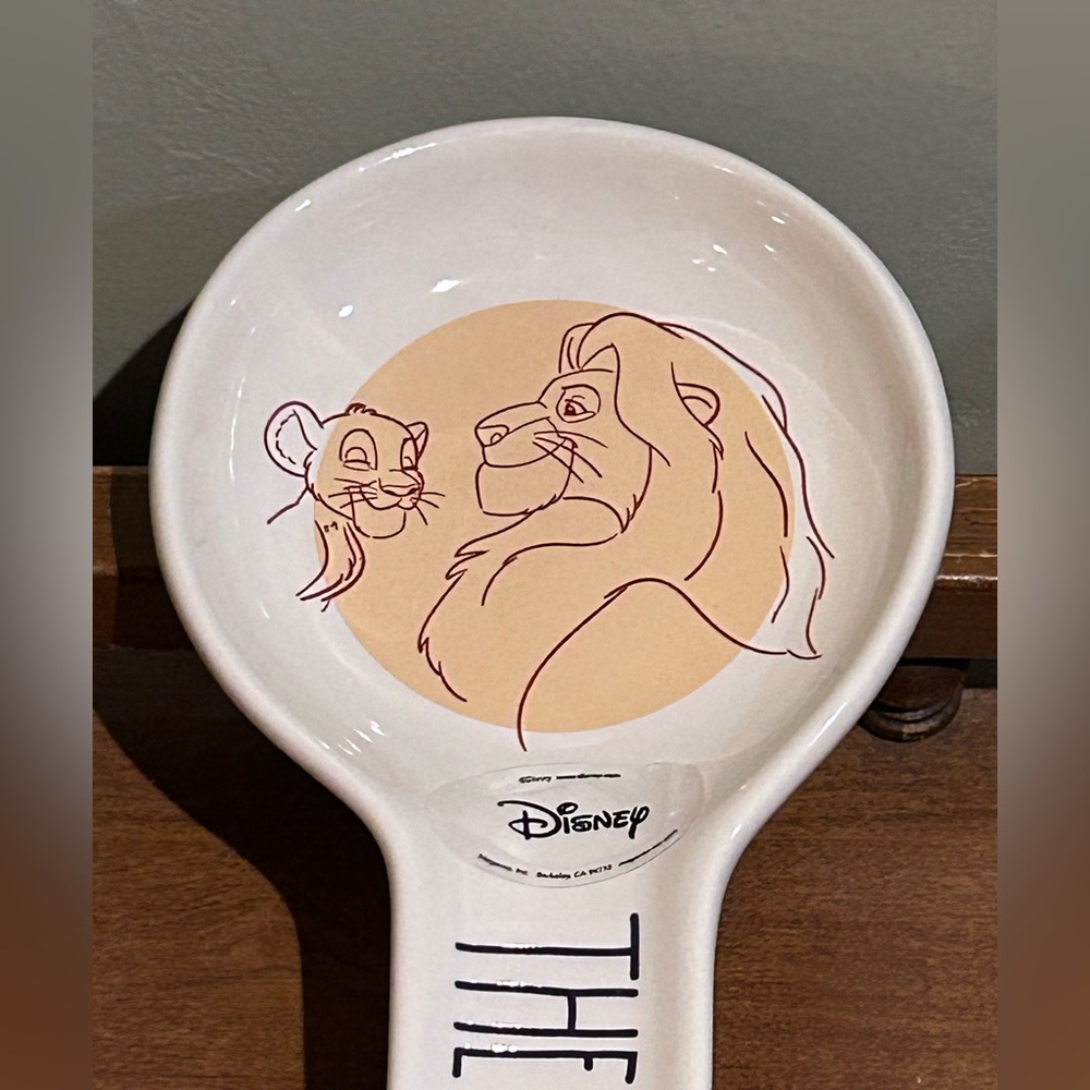 Rae Dunn Disney Collection The Lion King Handcrafted Ceramic Spoon Rest. - Picture 4 of 5